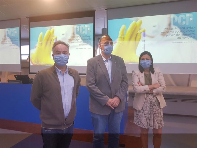 O vicerreitor de Planificación e Sustentabilidade da UVigo, José Luís Míguez, o reitor, Manuel Reigosa; e a vicerreitora de Investigación, Belén Rubio; antes da rolda de prensa