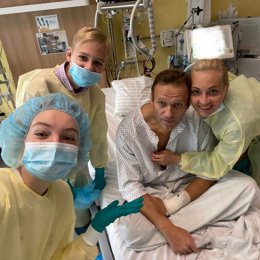 HANDOUT - 15 September 2020, Berlin: (L-r) Daria Navalny, her brother Zahar, her father, the Russian opposition Aleksei Navalny and his wife Julia make a selfie at the sickbed. Photo: -/Daria Navalny Instagram/dpa.