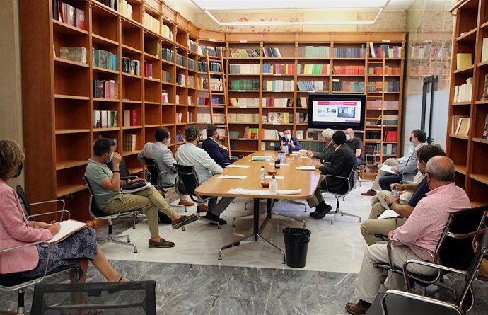 El presidente de la Diputación de Badajoz se reúne con colegios profesionales del sector de la construcción