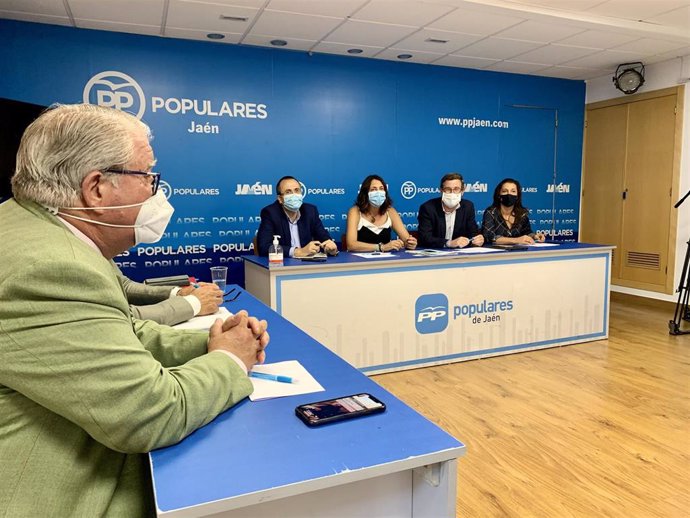 Loles López (c) en la reunión con el grupo del PP en el Ayuntamiento de Jaén.