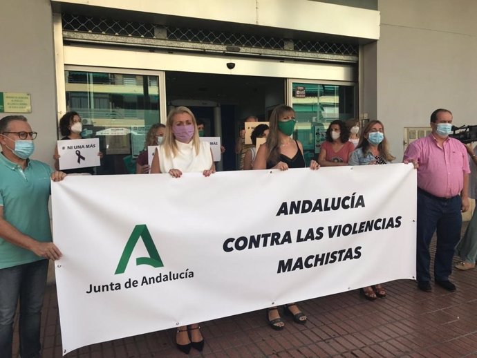 La directora del Instituto Andaluz de la Mujer (IAM), Laura Fernández (segunda por la dcha.), encabeza la concentración contra dos nuevos crímenes machistas