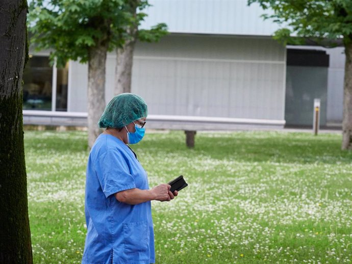 Una sanitaria sale del Complejo Hospitalario de Navarra mirando el móvil durante el Estado de Alarma ocasionado por la Pandemia Covid-19 en Pamplona, Navarra, España, a 27 de abril de 2020.