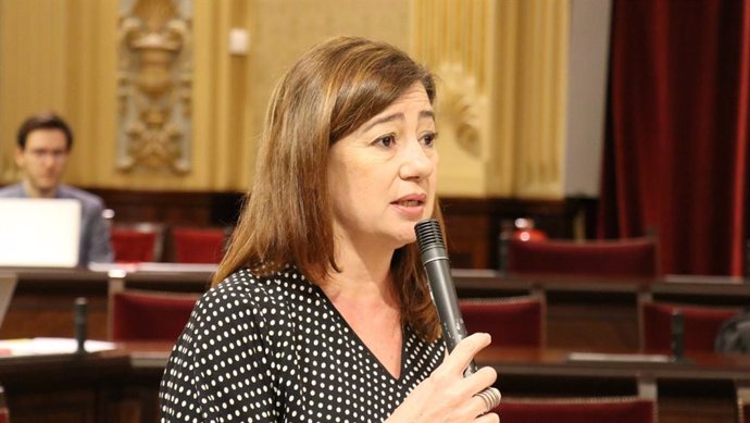 La presidenta del Govern, Francina Armengol, contestando a una pregunta durante el pleno del Parlament.