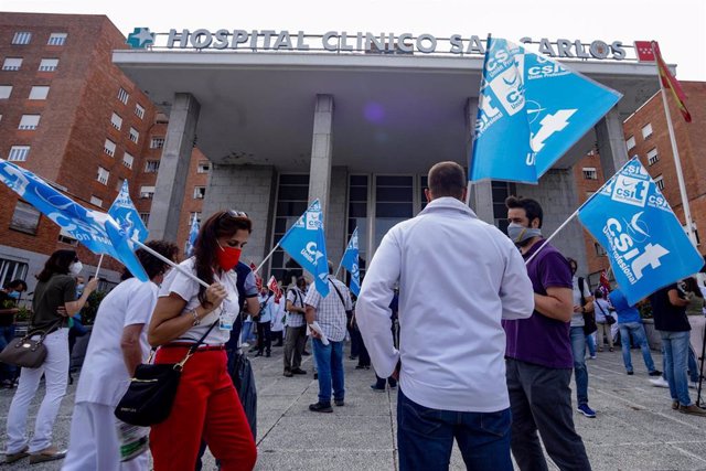 Varios sanitarios se concentran con pancartas como signo de protesta frente al Hospital Clínico San Carlos