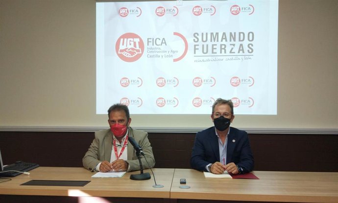 El secretario general de FICA-UGT, Pedro Hojas, (d) junto a su homólogo en Castilla y León, Miguel Ángel Gutiérrez Fierro.