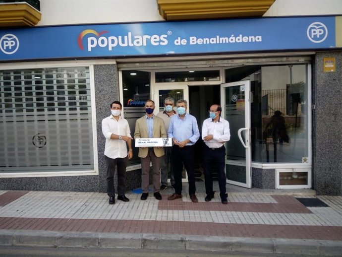 El vicesecretario de Fomento y ordenación del Territorio del PP andaluz, Miguel Ángel Torrico, el coordinador general del PP de Málaga, José Ramón Carmona, y el portavoz del PP en el Ayuntamiento de Benalmádena (Málaga), Juan Antonio Lara