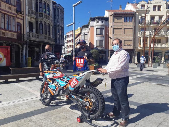 Bispo junto al alcalde de  La Bañeza.