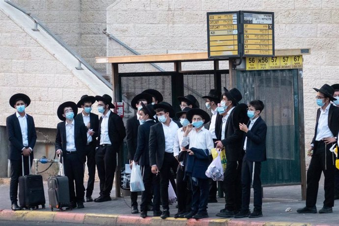 Jóvenes y niños judíos ultraortodoxos en una estación de autobuses en Jerusalén