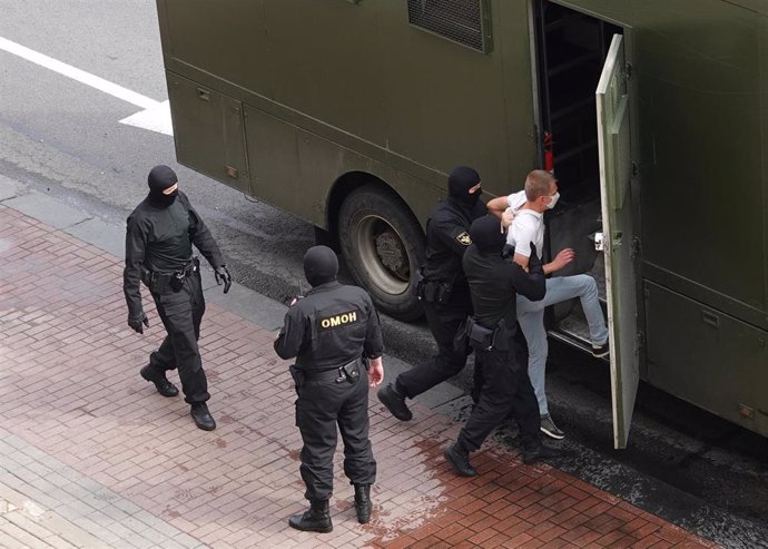 Policías antidisturbios detienen a un manifestante en Minsk