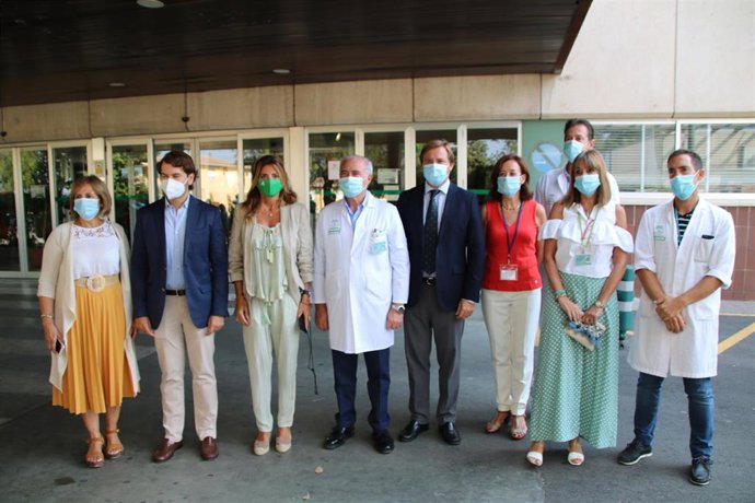 El delegado del Gobierno andaluz en Córdoba, Antonio Repullo (quinto por la izda.), visita al Hospital de Cabra junto al alcalde de la localidad, Fernando Priego (segundo), y la secretaria general de Familias, Ana Carmen Mata (tercera)