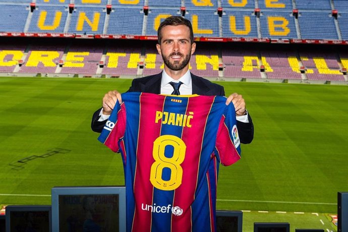 El nuevo jugador del FC Barcelona, el bosnio Miralem Pjanic, en su presentación en el Camp Nou