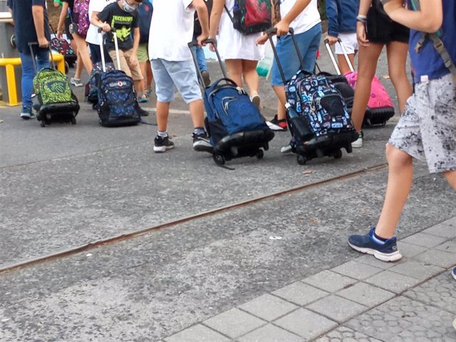 Varios alumnos entran al Colegio Salesianos Deusto.