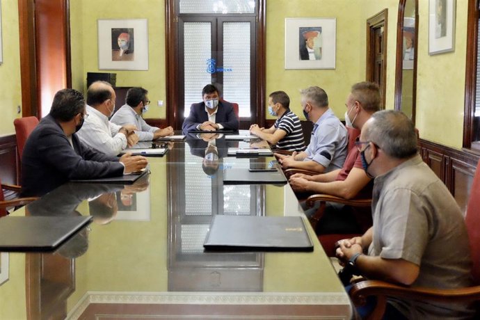 Acuerdo entre Emtusa y el sector del taxi para el servicio en La Ribera. 