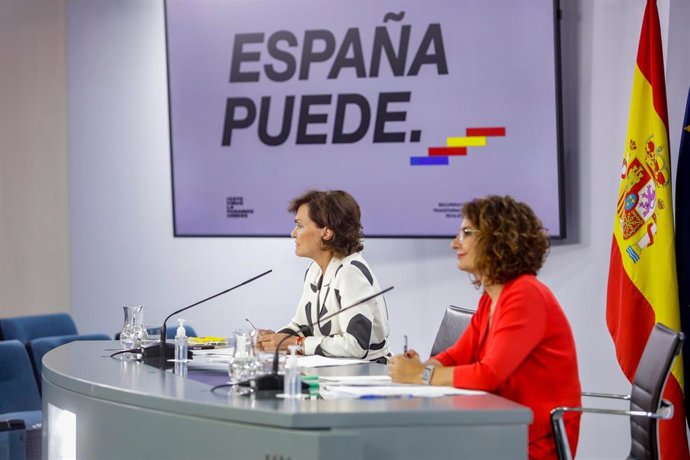 La vicepresidenta primera del Gobierno, Carmen Calvo (i), y la ministra portavoz y de Hacienda, María Jesús Montero, durante su comparecencia en rueda de prensa posterior al Consejo de Ministros celebrado en Moncloa, en Madrid (España), a 15 de septiemb