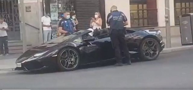Denuncian a un hombre disfrazado de Batman que conducía un lamborghini por Gran Vía sin los papeles del coche