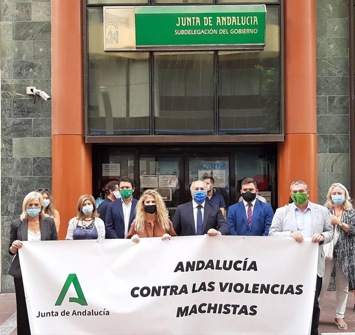 Minuto de silencio de delegados de la Junta por el asesinato de una mujer en Jerez