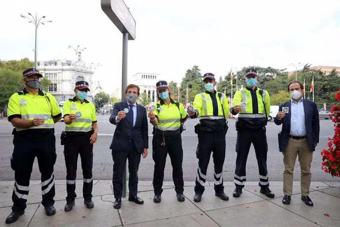 El alcalde de Madrid, José Luis Martínez-Almeida, agradece a los agentes de movilidad su labor durante la Semana Europea de la Movilidad