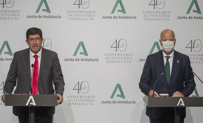 El vicepresidente de la Junta y consejero de Turismo, Regeneración, Justicia y Administración Local, Juan Marín (i);  y el consejero de Educación y Deporte, Javier Imbroda (d), comparecen en la rueda de prensa posterior a la reunión semanal del Consejo 