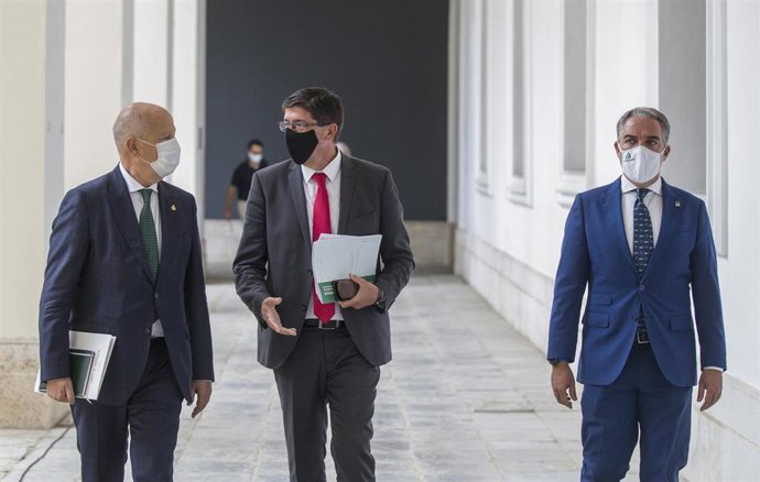 El vicepresidente de la Junta, Juan Marín (c), el consejero de la Presidencia, Administración Pública e Interior y portavoz del Gobierno, Elías Bendodo (d), y el consejero de Educación y Deporte, Javier Imbroda (i) en San Telmo