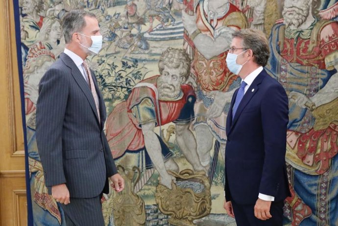 El Rey Felipe VI (i) recibe en audiencia al presidente de la Xunta de Galicia, Alberto Núñez Feijóo, con motivo de su reciente reelección. En el Palacio de la Zarzuela, Madrid, (España), a 15 de septiembre de 2020.
