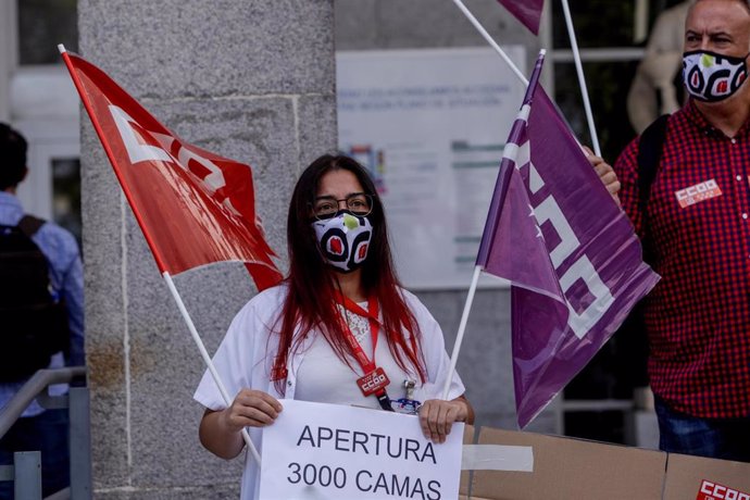 Una trabajadora sanitaria sostiene una pancarta donde se puede leer "Apertura 3000 camas" en una concentración frente al Hospital Clínico San Carlos, en Madrid (España), a 15 de septiembre de 2020. 