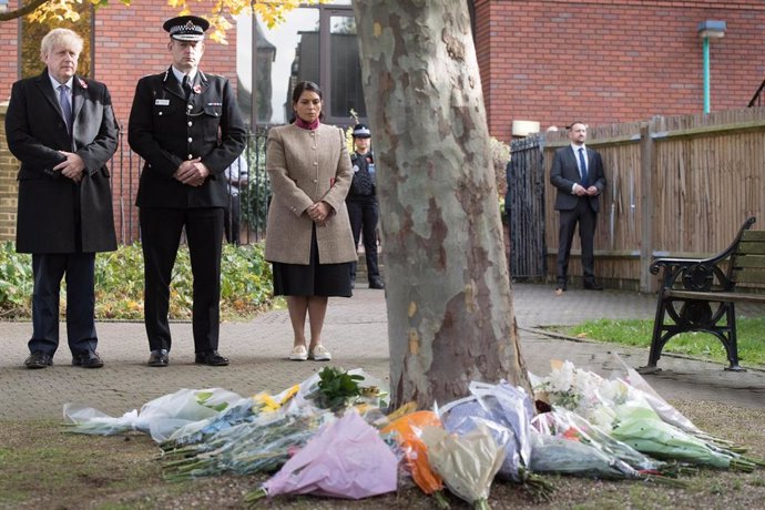 El primer ministro de Reino Unido, Boris Johnson junto con el jefe de la Policía de Essex, Ben-Julian Harrington; y la ministra de Interior, Priti Patel; durante un acto de homenaje a los 39 migrantes vietnamitas hallados muertos en un camión en Essex