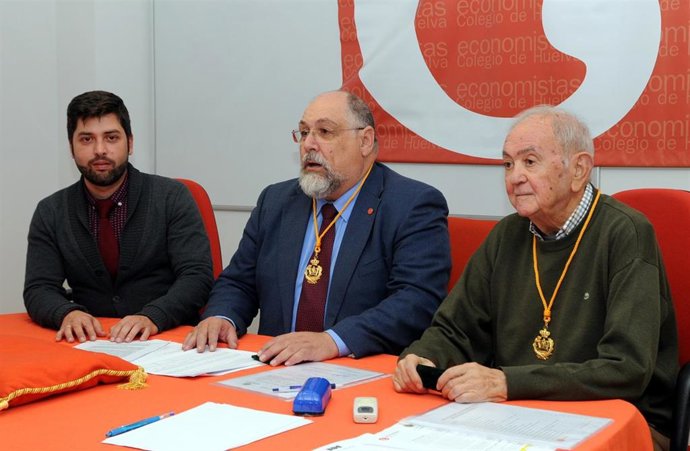 En el centro, Manuel Ángel Bracho, presidente del Colegio Oficial de Economistas de Huelva
