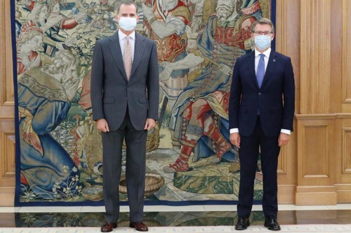El Rey Felipe VI (i) recibe en audiencia al presidente de la Xunta de Galicia, Alberto Núñez Feijóo, con motivo de su reciente reelección. En el Palacio de la Zarzuela, Madrid, (España), a 15 de septiembre de 2020.