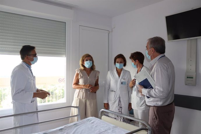 La delegada de Salud y Familias, María Jesús Botella (segunda por la izda.), visitado una de las unidades Covid reformadas del Hospital Provincial