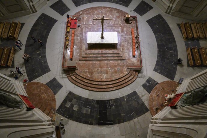 Losetas de mármol negro sobre el espacio que ocupó la tumba de Francisco Franco, en el Valle de los Caídos