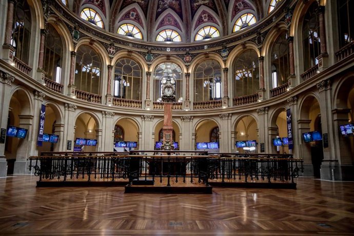 Economía/Bolsa.- El Ibex 35 cierra con un alza del 1,22% y recupera los 7.000 pu