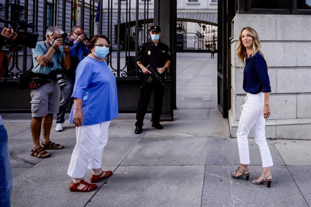 La exportavoz del Grupo Popular en el Congreso, Cayetana Álvarez de Toledo, ofrece una declaración pública en el exterior del Congreso el día en que el presidente del PP Pablo Casado ha nombrado a Cuca Gamarra como nueva portavoz, en Madrid a 17 de agosto