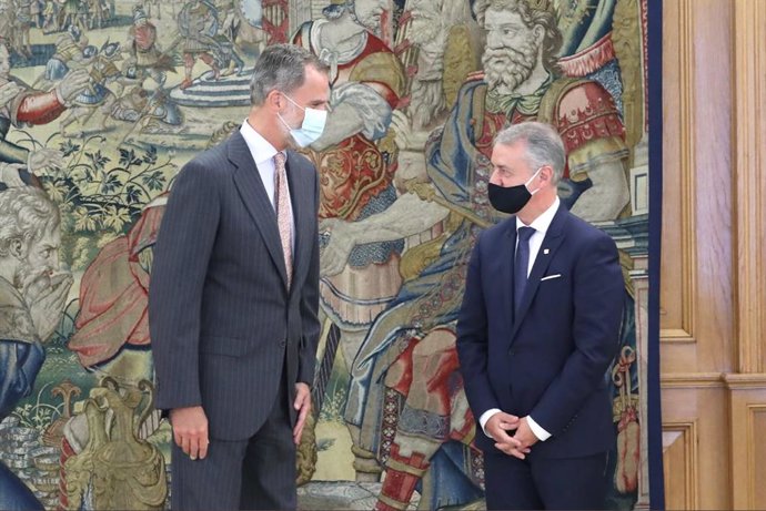 El Rey Felipe VI (i) durante la audiencia convocada durant el día de hoy al presidente del País Vasco, Íñigo Urkullu, con motivo de su reciente reelección. En Madrid, (España), a 15 de septiembre de 2020.