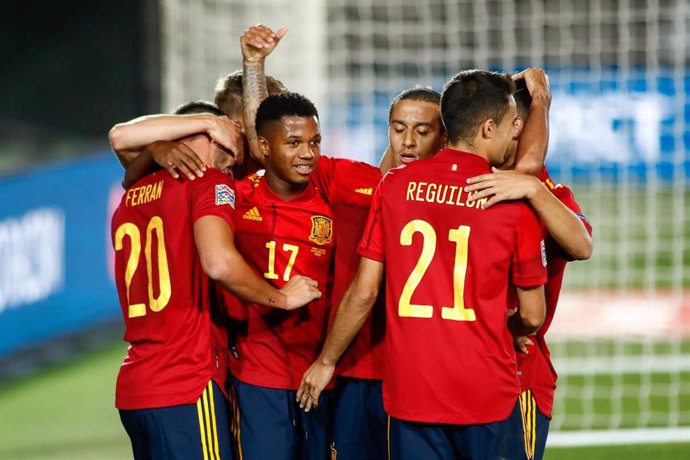 Ansu Fati y Ferran Torres celebrando el gol del valenciano con la selección española ante Ucrania