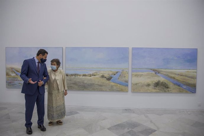 El presidente de la Junta, Juanma Moreno (i), inaugura la exposición 'La sal', de la pintora Carmen Laffón (d)