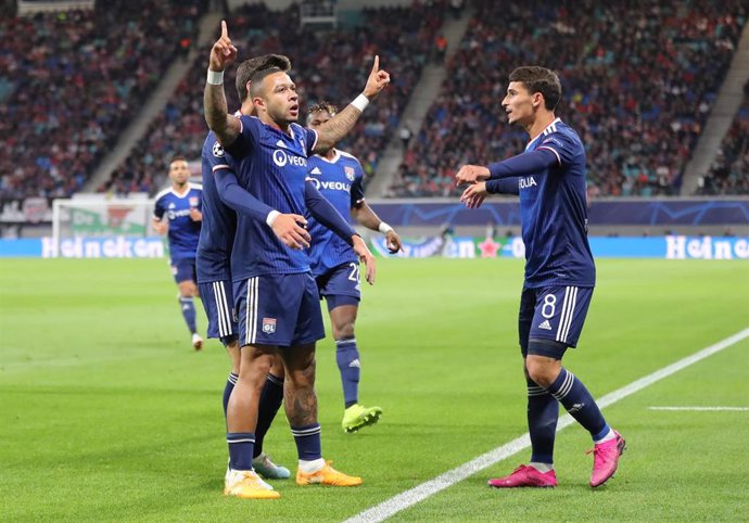 Memphis Depay celebra un gol con sus compañeros del Olympique de Lyon