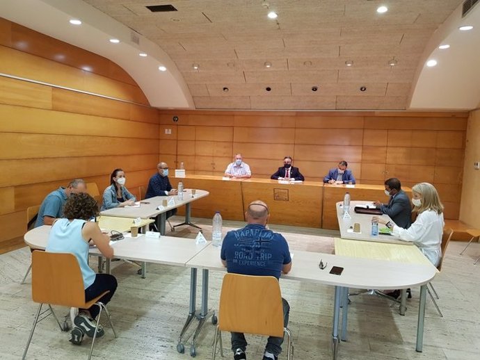 El conseller de Empresa y Conocimiento, Ramon Tremosa, se reúne con representantes sindicales, alcaldes y la dirección de Saint-Gobain por el ERE presentado en la planta de L'Arbo (Tarragona).