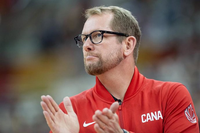 Nick Nurse dirigiendo un partido de la selección canadiense en el Mundial de China 2019