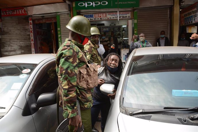 La Policía de Kenia detiene a una mujer durante unas protestas en la ciudad de Nairobi.