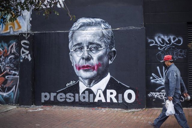 Mural contra el expresidente de Colombia Álvaro Uribe, en el que se recuerda su supuesta implicación en la masacre de El Aro, a mediados de los 90, una pequeña localidad de Antioquia, mientras él era el gobernador de este departamento.