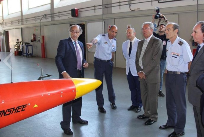Foto de archivo de una visita de Rogelio Velasco y Julio Díaz a las instalaciones del INTA en el Arenosillo.