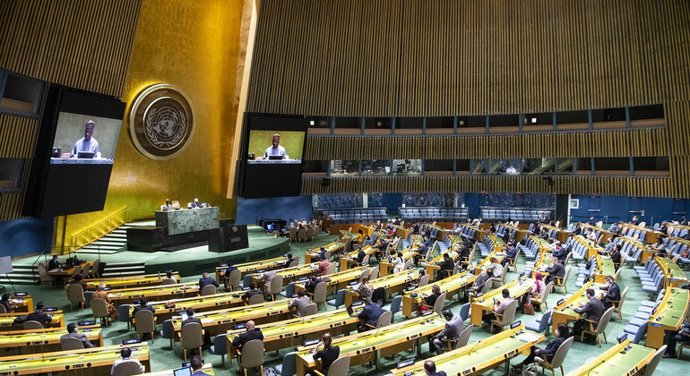 Los delegados, con mascarilla, guardan la distancia de seguridad durante la inauguración de la 75 sesión de la Asamblea General de la ONU.