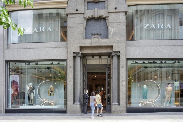 Varias personas entran a una tienda Zara 
