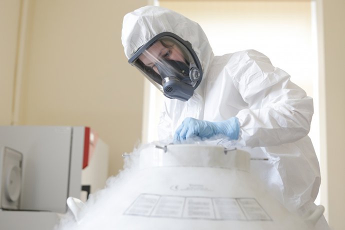 Una investigadora del Centro Nacional Gamaleya en los ensayos de la vacuna rusa Sputnik V