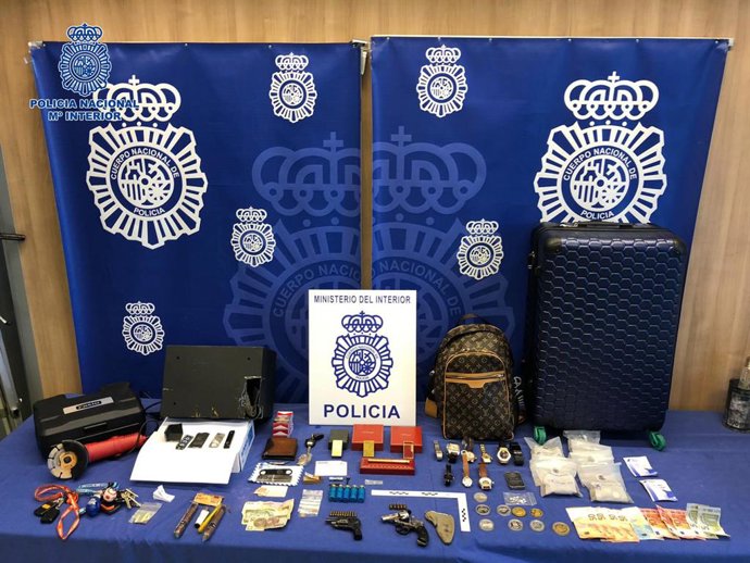 Objetos hallados en la caja fuerte que estaba forzando el detenido