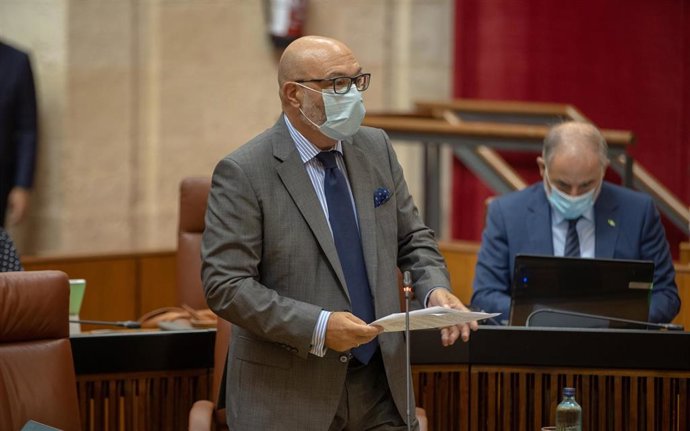 El portavoz del grupo parlamentario Vox, Alejandro Hernández  durante su intervención en la sesión de control al gobierno con preguntas al presidente de la Junta en el Pleno del Parlamento de Andalucía.  En Sevilla (Andalucía, España), 10 de septiembre 