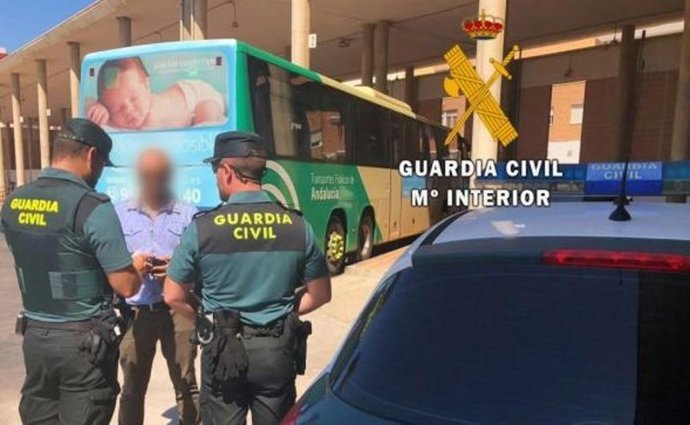 Agentes de la Guardia Civil en una estación de autobuses