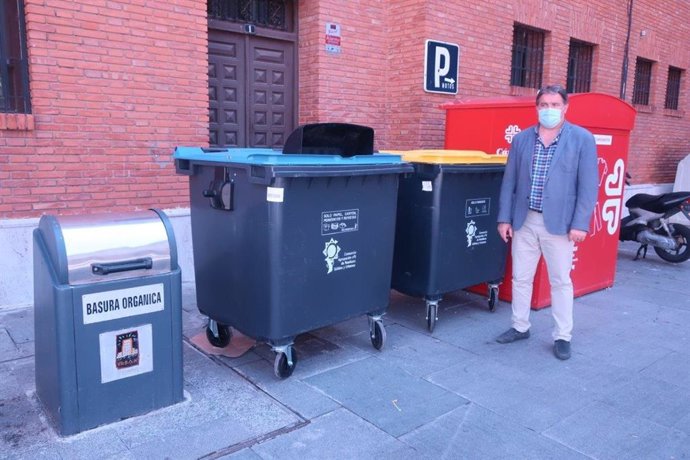 El concejal de Limpieza Viaria y Residuos Sólidos Urbanos, Juan Carlos Cruzado, con los nuevos contenedores