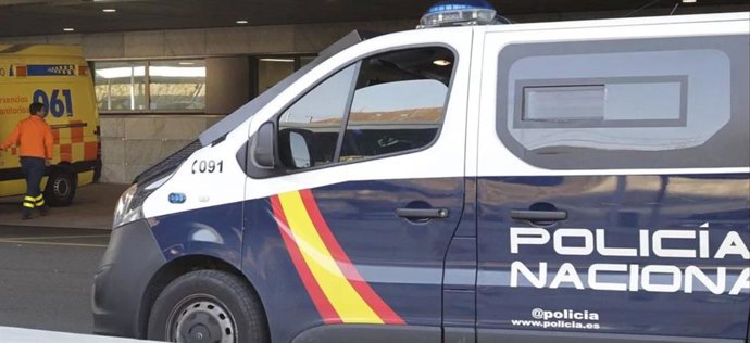 Furgón de Policía Nacional frente a un centro hospitalario