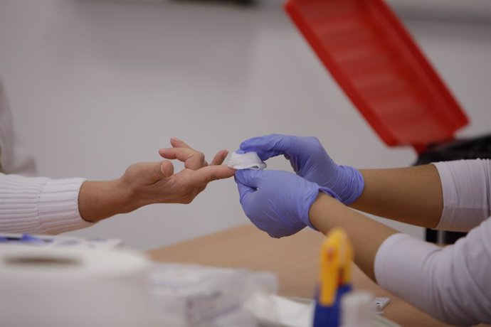 Sanitaris de la Creu Roja treuen sang a una persona per fer un test rpid de coronavirus. Madrid (Espanya), 2 de setembre del 2020.